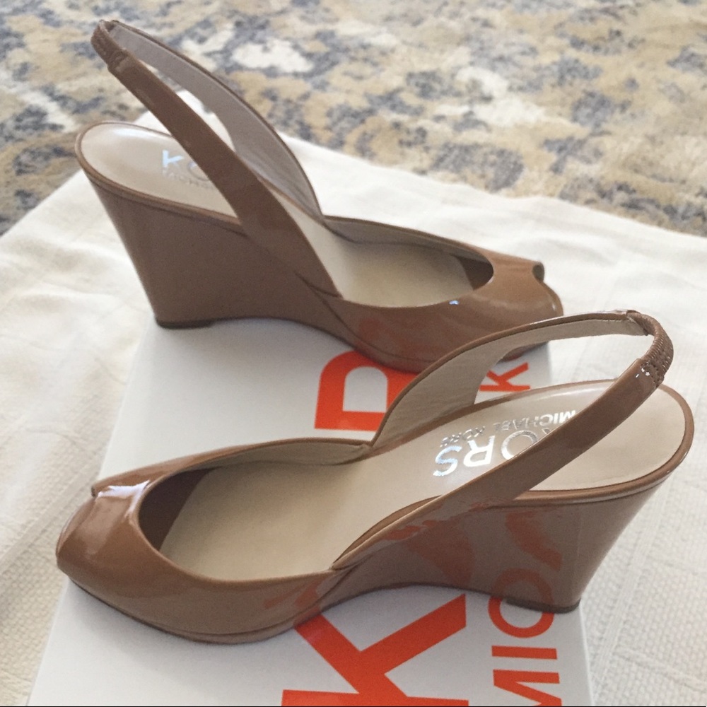 KORS Michael Kors - peep toe patent wedge